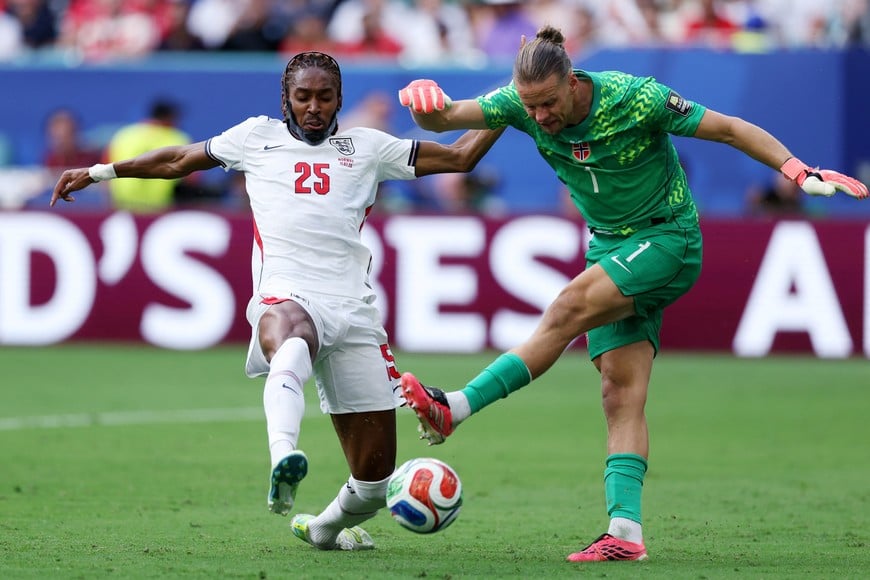 Soccer Football - FIFA World Cup 2026 - Quarter Final - Norway v England - Miami Stadium, Miami Gardens, Florida, U.S. - July 11, 2026
England's Djed Spence in action with Norway's Orjan Nyland REUTERS/Paul Childs