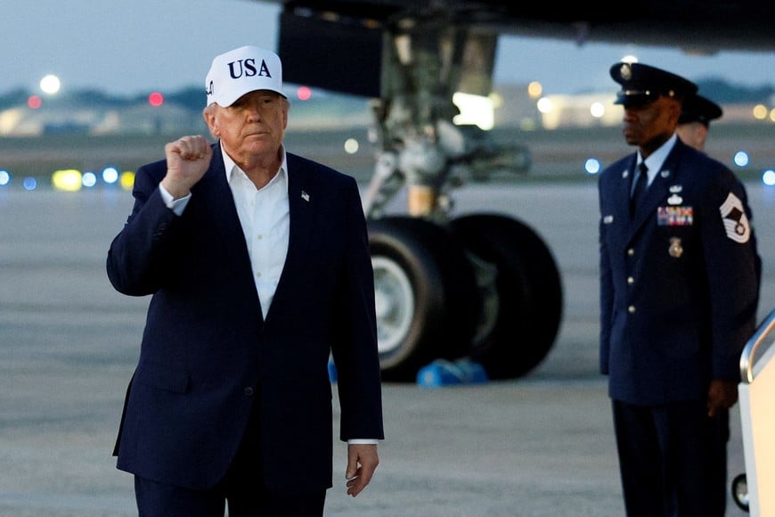 U.S. President Donald Trump gestures after stepping off the new Air Force One, a plane gifted by the Qatari government, after arriving at Joint Base Andrews, Maryland, U.S., July 1, 2026. REUTERS/Evan Vucci