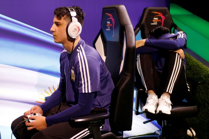 Esports - The FIFA eNations Cup - Maidstone, Kent, Britain - April 14, 2019 Gabriel 'Yagocai' Fawaz of Argentina in action as Nicolas 'Nicolas99fc' Villalba of Argentina reacts during their semi final match REUTERS/Tom Jacobs inglaterra primer Mundial gamer FIFA copa eNations Cup torneo de futbol por consola mundial de juego fifa 19 jugadores de playstation o xbox