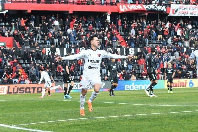Lago en el segundo gol. Foto: Manuel Fabatía.
