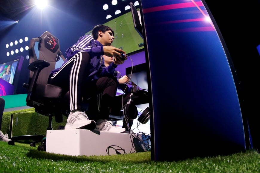 Esports - The FIFA eNations Cup - Maidstone, Kent, Britain - April 13, 2019 Nicolas 'Nicolas99fc' Villalba of Argentina in action during day one REUTERS/Tom Jacobs inglaterra primer Mundial gamer FIFA copa eNations Cup torneo de futbol por consola mundial de juego fifa 19 jugadores de playstation o xbox