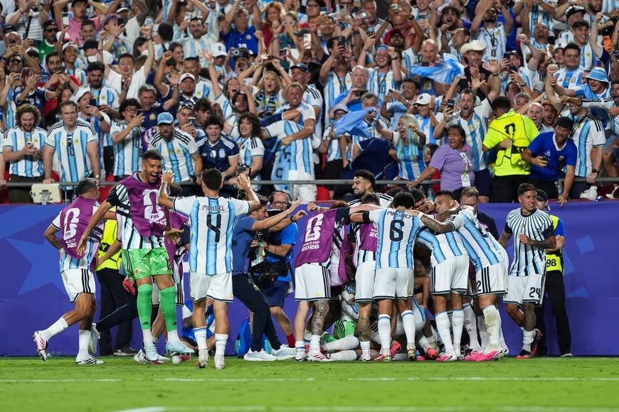 Julián Álvarez y un golazo de antología para ganarle a Suiza. Foto: Fernando Nicola