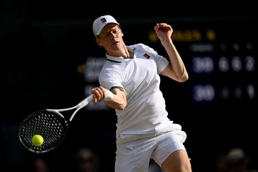 (260711) -- LONDRES, 11 julio, 2026 (Xinhua) -- Imagen del 10 de julio de 2026 de Jannik Sinner, de Italia, devolviendo la pelota durante el partido de semifinal de individuales masculinos ante Novak Djokovic, de Serbia, en el Campeonato de Tenis de Wimbledon, en Londres, Reino Unido. (Xinhua/Li Ying) (rtg) (vf)