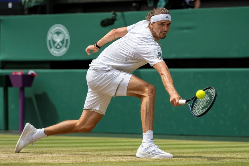 (260711) -- LONDRES, 11 julio, 2026 (Xinhua) -- Imagen del 10 de julio de 2026 de Alexander Zverev, de Alemania, devolviendo la pelota durante el partido de semifinal de individuales masculinos ante Arthur Fery, de Reino Unido, en el Campeonato de Tenis de Wimbledon, en Londres, Reino Unido. (Xinhua/Stephen Chung) (rtg) (vf)