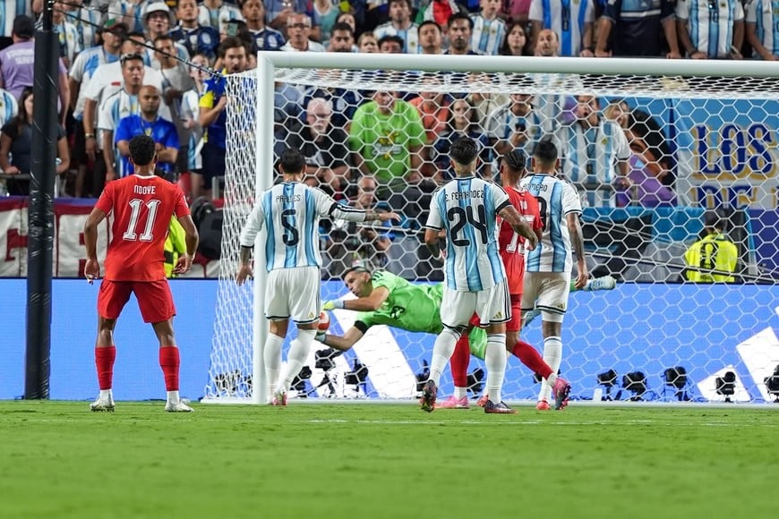 Dibu Martínez salvó a Argentina en repetidas ocasiones. Foto: Fernando Nicola