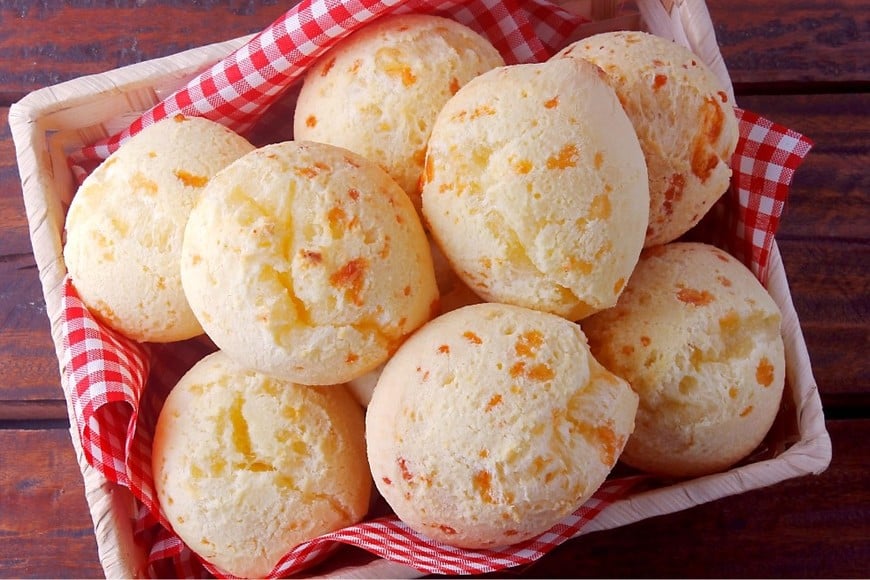 Se prepara con pocos ingredientes, no requiere levado y en menos de una hora está listo para salir del horno.