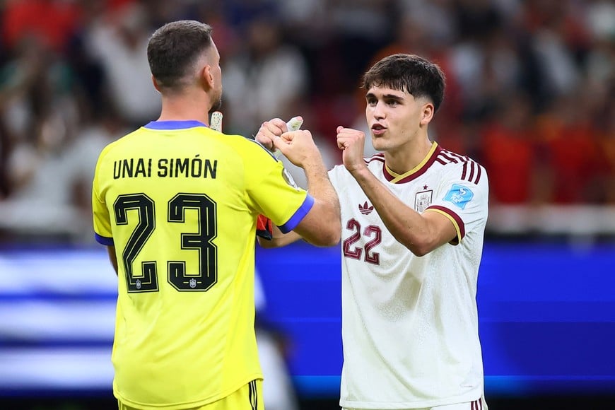 Soccer Football - FIFA World Cup 2026 - Group H - Uruguay v Spain - Estadio Guadalajara, Guadalajara, Mexico - June 26, 2026
Spain's Unai Simon and Pau Cubarsi celebrate after the match REUTERS/Eloisa Sanchez