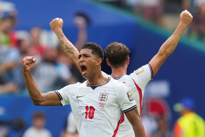 (260711) -- MIAMI, 11 julio, 2026 (Xinhua) -- El jugador Jude Bellingham (frente), de Inglaterra, festeja su anotación durante el partido de cuartos de final de la Copa Mundial de la FIFA 2026 ante Noruega, celebrado en el Estadio Miami, en Miami, Estados Unidos, el 11 de julio de 2026. (Xinhua/Huang Zongzhi) (rtg) (vf)