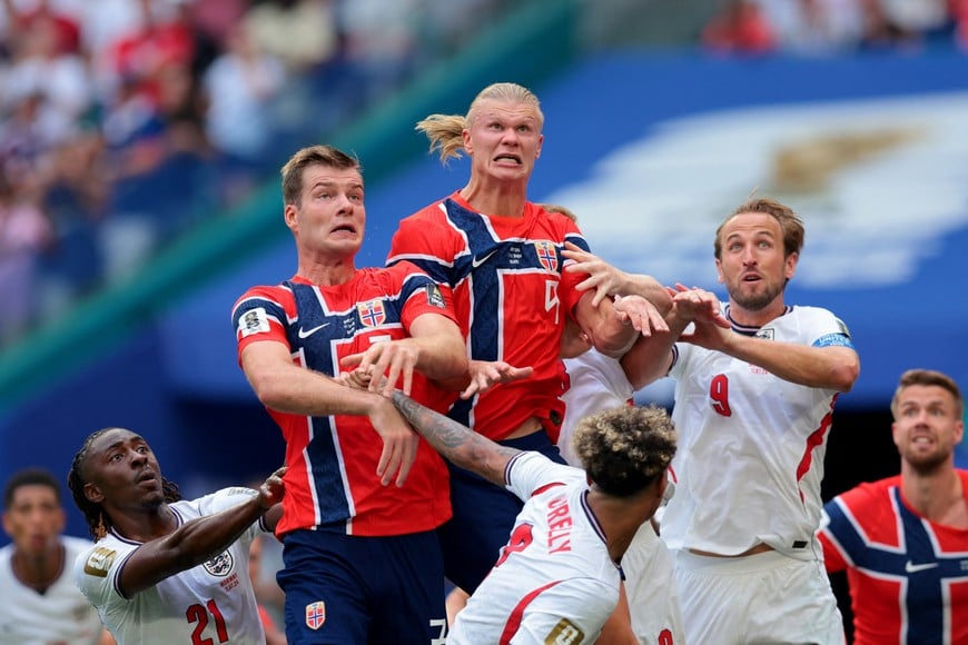 Soccer Football - FIFA World Cup 2026 - Quarter Final - Norway v England - Miami Stadium, Miami Gardens, Florida, U.S. - July 11, 2026
Norway's Erling Haaland and Alexander Sorloth in action with England's Harry Kane, Eberechi Eze and Nico O'Reilly IMAGN IMAGES via Reuters/Sam Navarro