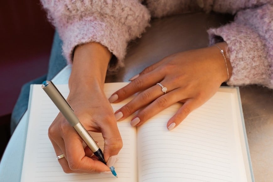 Escribir a mano favorece la concentración y la creatividad.