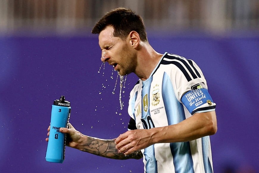Soccer Football - FIFA World Cup 2026 - Quarter Final - Argentina v Switzerland - Kansas City Stadium, Kansas City, Missouri, U.S. - July 11, 2026
Argentina's Lionel Messi pours water on his face REUTERS/Lee Smith TPX IMAGES OF THE DAY