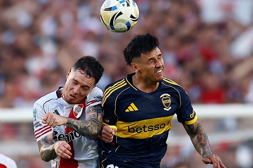 Soccer Football - Argentina Primera Division - Torneo Apertura - River Plate v Boca Juniors - Estadio Mas Monumental, Buenos Aires, Argentina - April 19, 2026
River Plate's Anibal Moreno in action with Boca Juniors' Adam Bareiro REUTERS/Agustin Marcarian