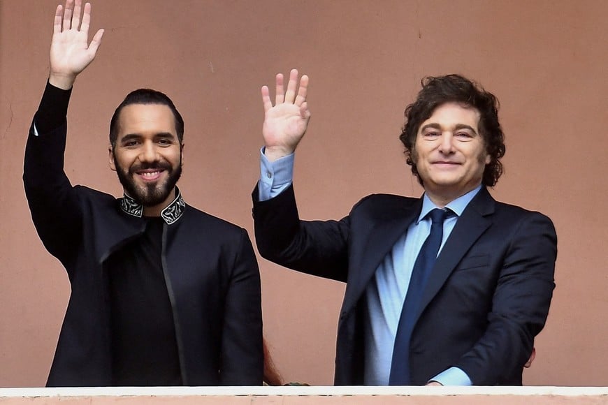 Argentina's President Javier Milei and El Salvador's President Nayib Bukele wave from a balcony of the Casa Rosada Government House after a meeting, in Buenos Aires, Argentina September 30, 2024. REUTERS/Cristina Sille