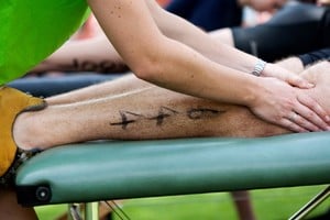 El masaje deportivo ayuda a aliviar tensiones tras los entrenamientos.