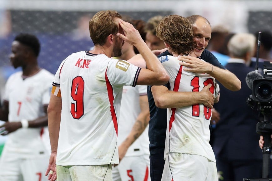 Soccer Football - FIFA World Cup 2026 - Round of 32 - England v DR Congo - Atlanta Stadium, Atlanta, Georgia, U.S. - July 1, 2026
England manager Thomas Tuchel, Anthony Gordon and Harry Kaneplayers celebrate after the match as England qualify for the Round of 16 stage of the World Cup REUTERS/Paul Childs