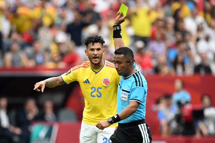 Soccer Football - FIFA World Cup 2026 - Round of 16 - Switzerland v Colombia - BC Place, Vancouver, Canada - July 7, 2026
Colombia's Luis Suarez is shown a yellow card by referee Ivan Barton IMAGN IMAGES via Reuters/Anne-Marie Sorvin