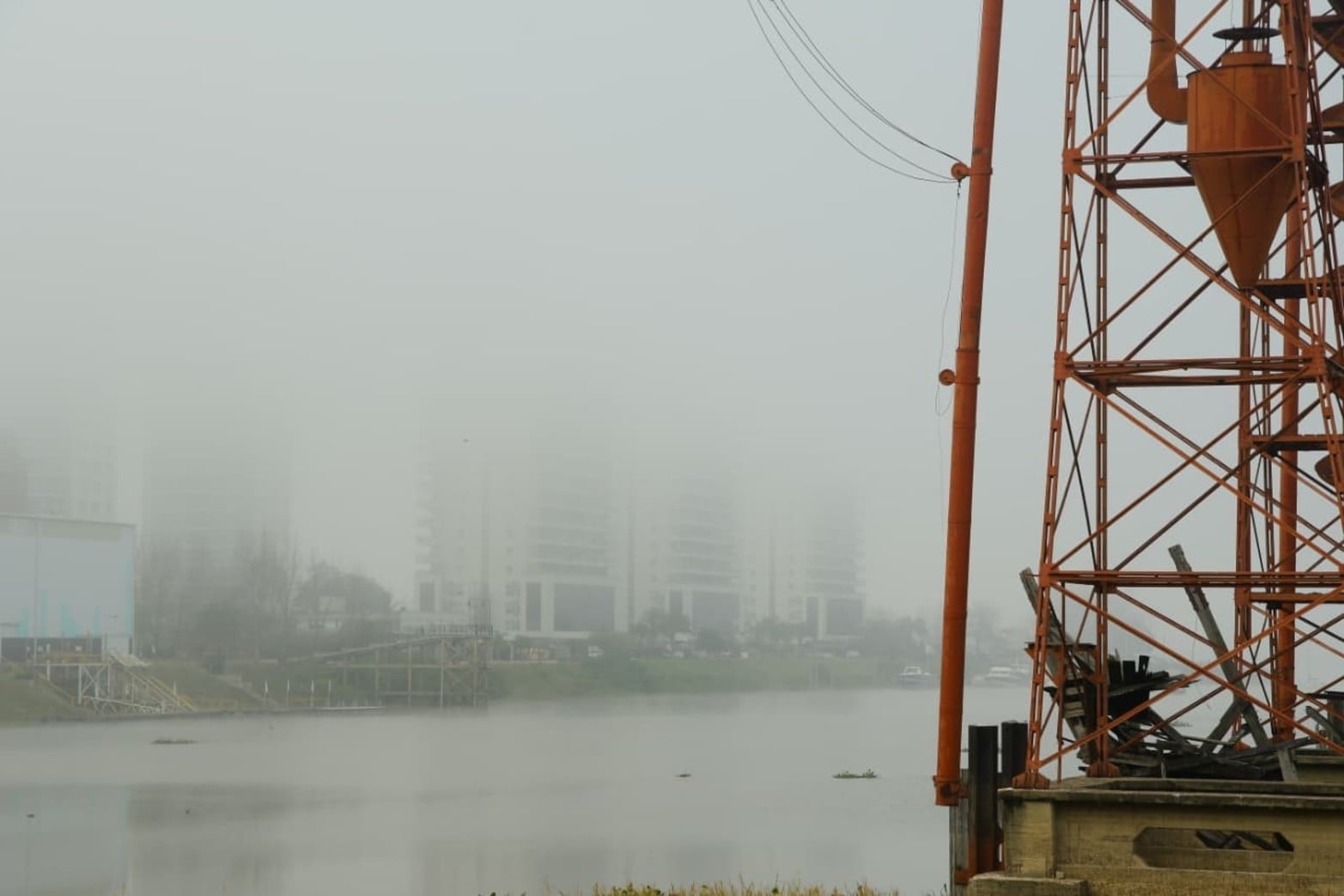 Santa Fe amaneció cubierta por una intensa niebla. Créditos: Guillermo Di Salvatore