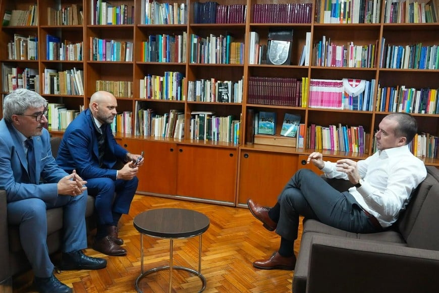 Puccini recibió al titular de la Agencia Nacional de Puertos y Navegación, Iñaki Miguel Arreseygor. Foto: Gobierno de Santa Fe