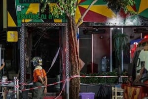 Bomberos y peritos trabajaron en el lugar para determinar cómo se inició el incendio.