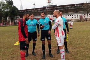 En la previa, árbitros y capitanes de Unión y Colón. Gentileza: CSF