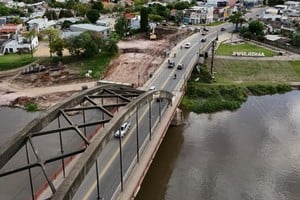 El tránsito de vehículos sobre el antiguo enlace vial entre Santa Fe y Santo Tomé. Crédito: Fernando Nicola.