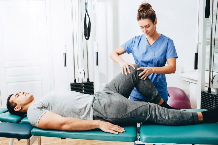 Masajista y kinesiólogo cumplen roles distintos: bienestar muscular y rehabilitación.