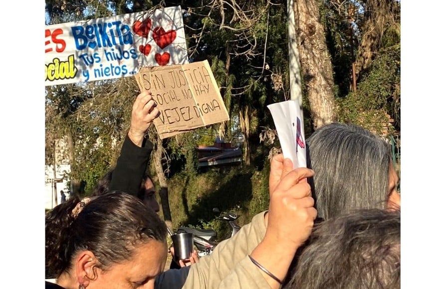 Este lunes por la tarde se realizó un abrazo simbólico al hogar. Foto: Gentileza