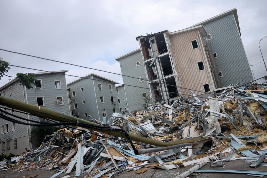 Debris and damaged buildings in the aftermath of the June 24 earthquakes, at the Hugo Chavez housing complex, built under the Venezuelan government's 'Gran Mision Vivienda' initiative, in Catia la Mar, La Guaira state, Venezuela, July 13, 2026. REUTERS/Leonardo Fernandez Viloria