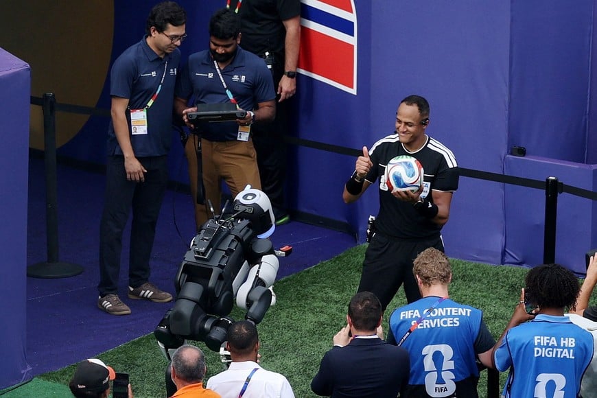 Soccer Football - FIFA World Cup 2026 - Round of 16 - Brazil v Norway - New York New Jersey Stadium, East Rutherford, New Jersey, U.S. - July 5, 2026
Hyundai robot Atlas brings the match ball to referee Ismail Elfath before the second half REUTERS/John Sibley