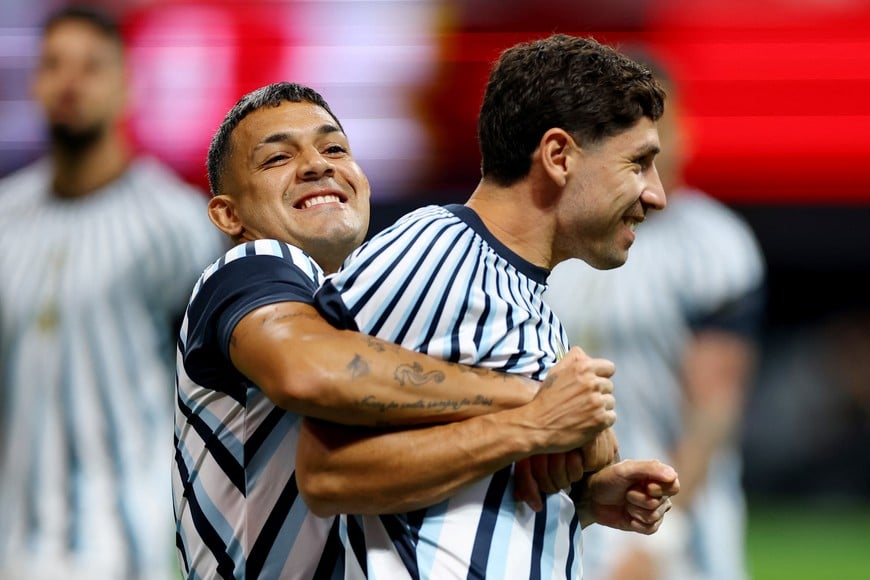 Soccer Football - FIFA World Cup 2026 - Round of 16 - Argentina v Egypt - Atlanta Stadium, Atlanta, Georgia, U.S. - July 7, 2026
Argentina's Facundo Medina and Gonzalo Montiel during the warm up before the match REUTERS/Carlos Barria
