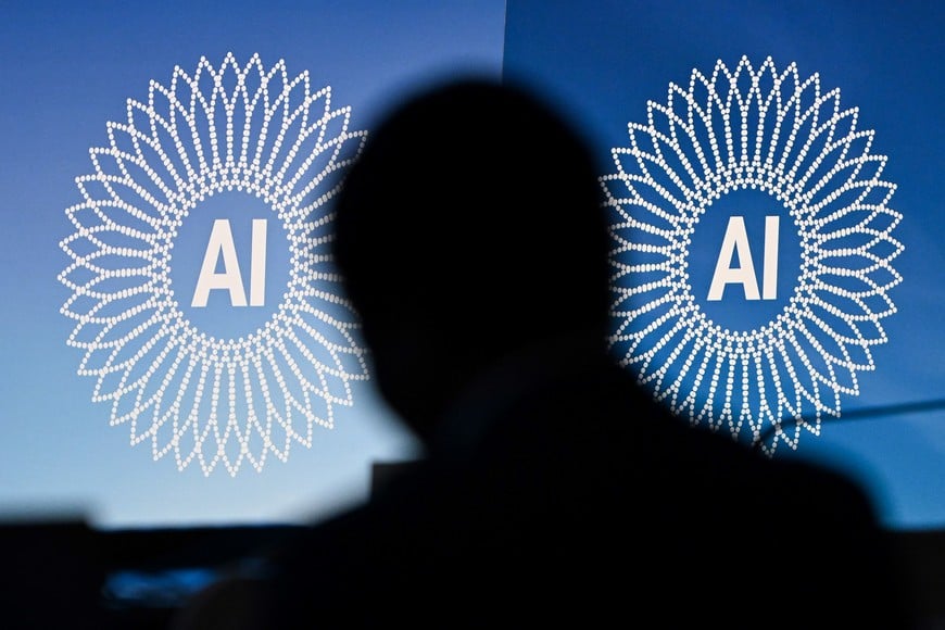 (260706) -- GINEBRA, 6 julio, 2026 (Xinhua) -- Un participante asiste a la primera sesión del Diálogo Global sobre Gobernanza de la Inteligencia Artificial (IA), en Ginebra, Suiza, el 6 de julio de 2026. El diálogo, de dos días de duración, ha reunido a representantes de gobiernos, empresas tecnológicas, instituciones académicas, la sociedad civil y la comunidad técnica para debatir sobre la gobernanza de la IA. (Xinhua/Lian Yi) (ah) (ce)