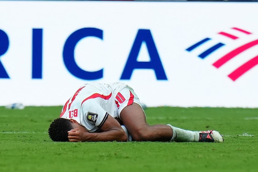 (260711) -- MIAMI, 11 julio, 2026 (Xinhua) -- Jude Bellingham, de Inglaterra, es lesionado durante el partido de cuartos de final de la Copa Mundial de la FIFA 2026 ante Noruega, celebrado en el Estadio Miami, en Miami, Estados Unidos, el 11 de julio de 2026. (Xinhua/Jia Haocheng) (rtg) (vf)