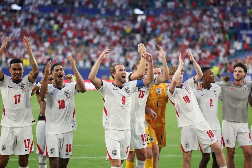 Soccer Football - FIFA World Cup 2026 - Quarter Final - Norway v England - Miami Stadium, Miami Gardens, Florida, U.S. - July 11, 2026
England's Morgan Rogers, Jude Bellingham, Harry Kane, Dan Burn, Jordan Pickford and Anthony Gordon celebrate after the match as England qualify for the semi finals of the World Cup REUTERS/Paul Childs