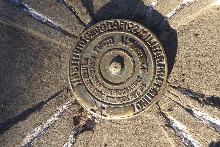 Un punto nodal del Instituto Geográfico Nacional (IGN) de Argentina es una marca geodésica materializada por un pilar de hormigón que sirve como referencia de altitud precisa sobre el nivel medio del mar. José Vittori.
