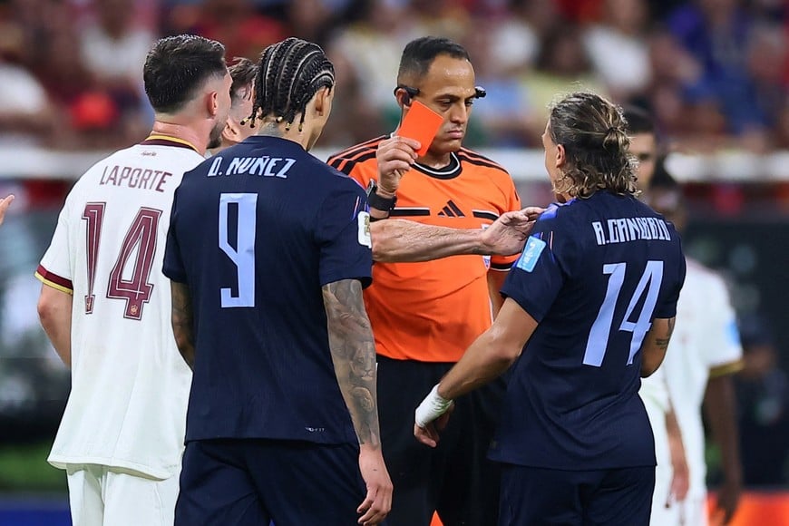 Soccer Football - FIFA World Cup 2026 - Group H - Uruguay v Spain - Estadio Guadalajara, Guadalajara, Mexico - June 26, 2026
Uruguay's Agustin Canobbio is shown a red card by referee Ismail Elfath REUTERS/Eloisa Sanchez