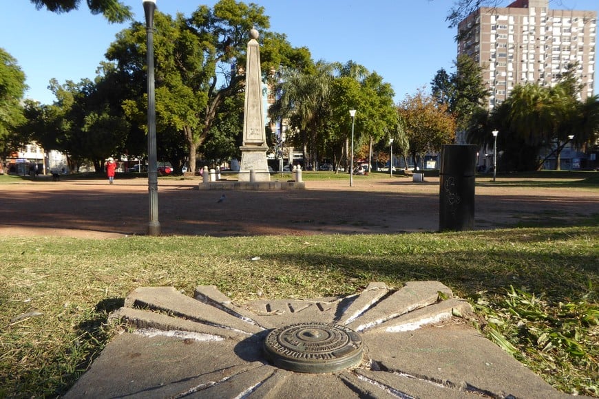 Los puntos nodales suelen encontrarse en lugares públicos y seguros, como plazas principales de los pueblos y ciudades argentinas. Garantizan que los errores de medición no se acumulen a lo largo de los kilómetros al medir alturas en el territorio nacional. José Vittori.