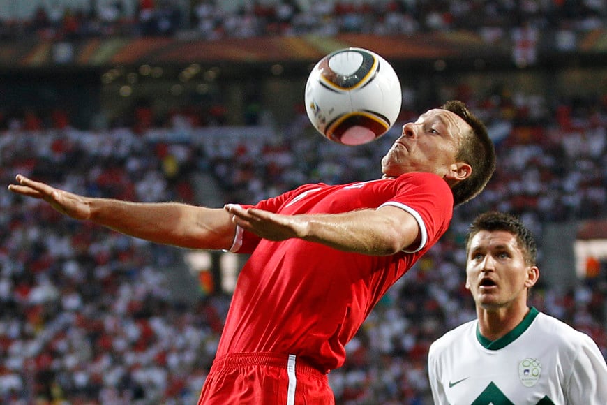 England's John Terry chests the ball during the 2010 World Cup Group C soccer match against Slovenia in Port Elizabeth June 23, 2010. REUTERS/Darren Staples (SOUTH AFRICA  - Tags: SPORT SOCCER WORLD CUP) puerto elizabeth sudafrica John Terry campeonato mundial futbol sudafrica 2010 futbol futbolistas partido seleccion inglaterra vs. eslaovenia