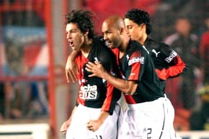 El pibe Malandra festeja el gol tempranero.
