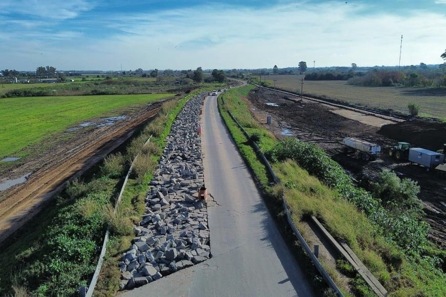 La obra presenta un avance superior al 10 % y se ejecuta por etapas para mantener la circulación vehicular durante los trabajos.