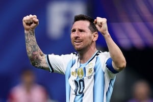 Lionel Messi, a los 39 años, tiene otro desafío en su inigualable carrera: enfrentar a Inglaterra, en semifinales y con el recuerdo también perdurable por siempre de aquella proeza de Maradona. Reuters.