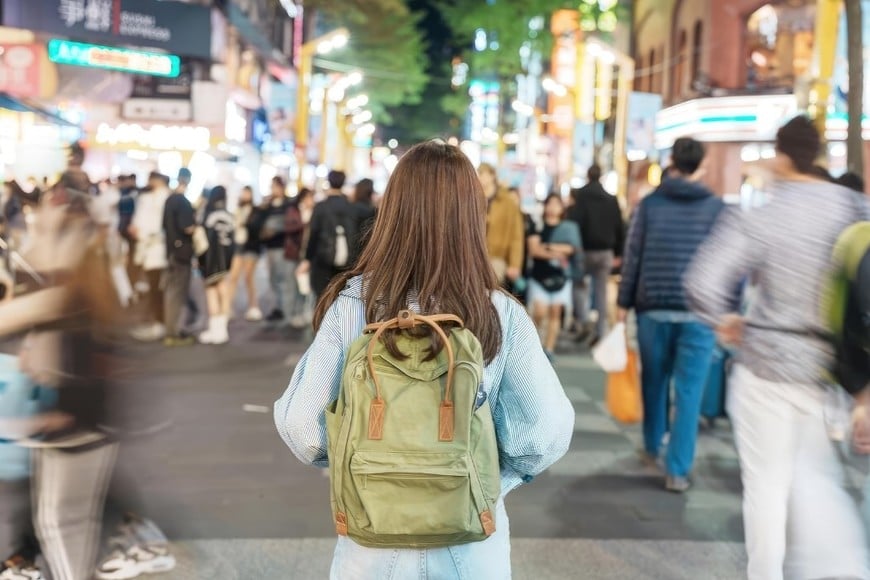 Caminar al aire libre ayuda a reducir el estrés y la fatiga mental.