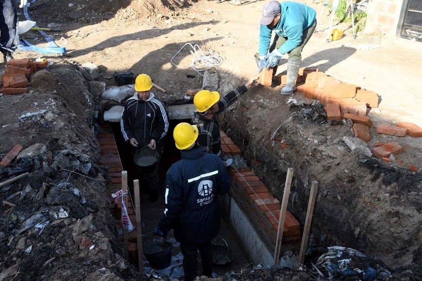 Operarios municipales trabajan en canal de calle Perú. Foto. Gentileza