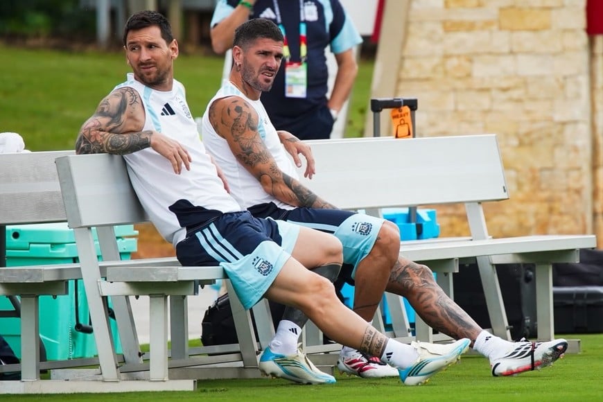 LIONEL MESSI Y RODRIGO DE PAUL EN Entrenamiento abierto de Argentina en la previa a las semifinales contra Inglaterra por el Mundial 2026. Foto: Fernando Nicola