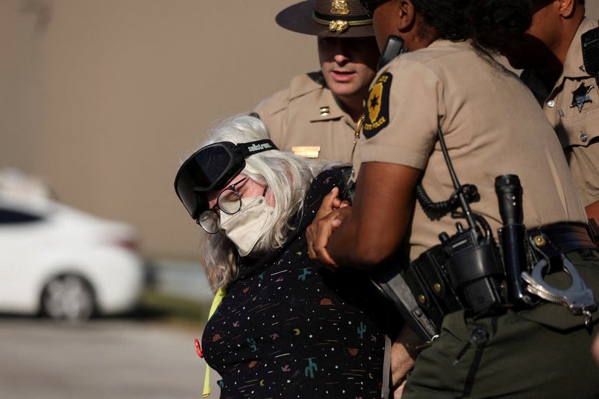 A demonstrator is detained as people protest outside the U.S. Immigration and Customs Enforcement (ICE) Broadview facility in Chicago, Illinois, U.S., October 3, 2025. REUTERS/Jim Vondruska TPX IMAGES OF THE DAY