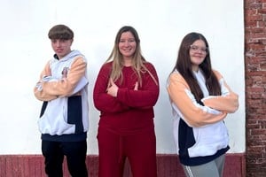 Martín Techtermann, Ivonne Sattler y Anna Donnet, el equipo de la Escuela Secundaria N° 696 que participó de la Copa Climática.