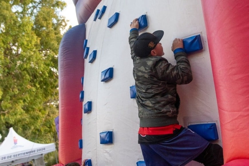 Vecinos participan de actividades deportivas antes del inicio del evento.