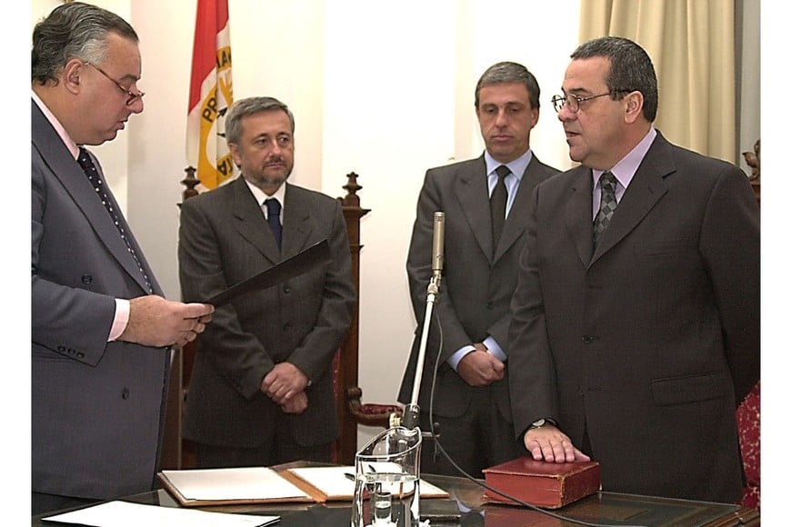 A mediados de 2001, en Santa Fe se constituyó la primera Cámara en lo Contencioso Administrativo. En la foto de archivo de El Litoral, Rafael Gutiérrez, entonces presidente de la Corte, le toma el juramento a uno de los tres integrantes de la sala, Luis Alberto De Mattia. Foto: Archivo El Litoral