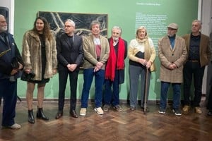 Gisela Parano abriendo el acto desde el micrófono; junto a ella el artista Guillermo Hoyos; María Laura Martínez Spaggiari y Pablo Villaverde Urrutia por Cultura municipal; Guillermo Aleu y los expositores Álvaro Gatti, Marilde Gurdulich, Andrés Dorigo, José Mercado y Susana Ocampo. Foto: Gentileza MMAV
