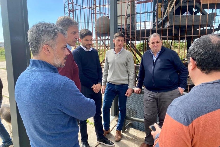 Poletti junto a Pullaro y Garibaldi, entre otros, durante una de las recorridas por las casabombas de la ciudad. Archivo.