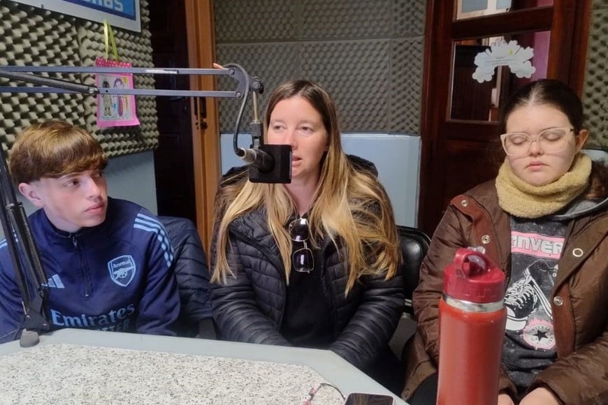 Martín Techtermann, Ivonne Sattler y Anna Donnet, el equipo de la Escuela Secundaria N° 558 que participó de la Copa Climática.